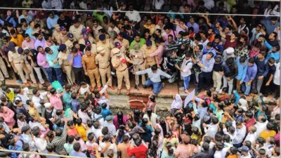 বদলাপুরে বিক্ষোভ, ইন্টারনেট বন্ধ। ছবি: এনডিটিভি।