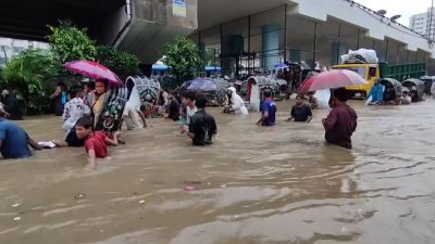 জলাবদ্ধতায় দুর্ভোগে পড়েছেন শহরবাসী (ছবি: বাংলা ট্রিবিউন)