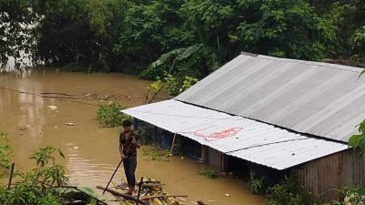 বন্যায় ডুবেছে ঘরবাড়ি (বাংলা ট্রিবিউন)