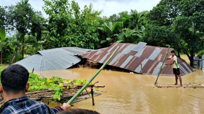 জেলার শতাধিক গ্রাম প্লাবিত (ছবি: বাংলা ট্রিবিউন)