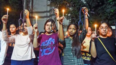 ধর্ষণ-হত্যার প্রতিবাদে চিকিৎসকদের বিক্ষোভ অব্যাহত। ছবি: এনডিটিভি।
