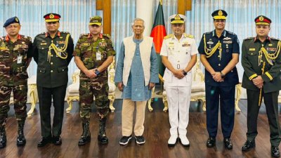 প্রধান উপদেষ্টা ড. মুহাম্মদ ইউনূসের উপস্থিতিতে প্রিন্সিপাল স্টাফ অফিসারকে র‌্যাংক ব্যাজ পরিয়ে দেওয়া হয়
