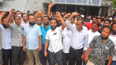বগুড়া জেলা ও দায়রা জজ এবং চিফ জুডিশিয়াল ম্যাজিস্ট্রেটের পদত্যাগের দাবিতে অনির্দিষ্টকালের কর্মবিরতি শুরু করেছেন বিচার বিভাগের কর্মচারীরা