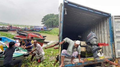 ফেনীর বন্যাকবলিত মানুষজনকে উদ্ধার করতে ১৭টি স্পিডবোট নিয়ে রওনা দিয়েছেন চাঁদপুরে শিক্ষার্থীরা