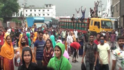 গাজীপুরে বকেয়া বেতনের দাবিতে ঢাকা-ময়মনসিংহ মহাসড়ক অবেরাধ করেছেন টিএনজেড অ্যাপারেলস পোশাক কারখানান শ্রমিকরা