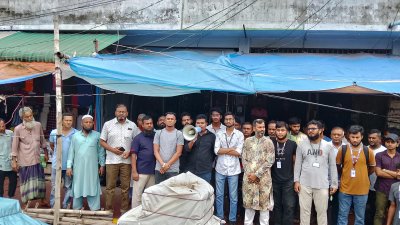 বৃহস্পতিবার দুপুরে দোকানগুলোর তালা খুলে দেন বৈষম্যবিরোধী ছাত্র আন্দোলনের কর্মীরা