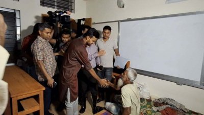 আশ্রয়কেন্দ্র পরিদর্শন করেন যুব ও ক্রীড়া মন্ত্রণালয়ের উপদেষ্টা আসিফ মাহমুদ সজীব ভূঁইয়া