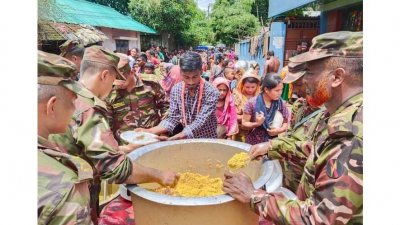 খাদ্য ও বিশুদ্ধ পানি সরবরাহ করছেন সেনাসদস্যরা
