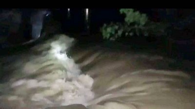গোমতী নদীর বাঁধ ভেঙে ঢুকছে পানি
