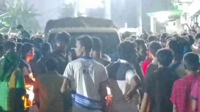 থানায় নিয়ে যাওয়ার সময় শিক্ষার্থীরা বেশকিছু সময় তাদের গাড়ি আটকে বিক্ষোভ করেন