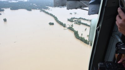 ত্রাণসামগ্রী বিতরণের জন্য পরিস্থিতি পর্যবেক্ষণ বিমানবাহিনীর
