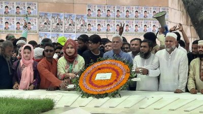 জিয়াউর রহমানের কবর জিয়ারত ও শ্রদ্ধা নিবেদন করেন বিএনপি নেতাকর্মীরা