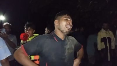 চোখের সামনে স্রোতে ভেসে গেলো ঘরবাড়ি, কাঁদছেন ফরহাদ (ছবি: বাংলা ট্রিবিউন)