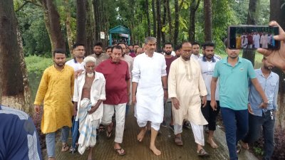 দলীয় নেতাকর্মীদের নিয়ে দুর্গত এলাকা পরিদর্শন শহিদ উদ্দিন চৌধুরী এ্যানির (ছবি: বাংলা ট্রিবিউন)