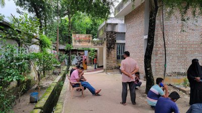 মর্গের বাইরে স্বজনদের অপেক্ষা (ছবি: বাংলা ট্রিবিউন)
