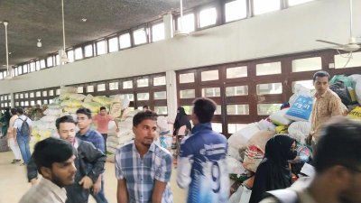 টিএসসিতে জড়ো করা হচ্ছে ত্রাণের পণ্য (ছবি: বাংলা ট্রিবিউন)