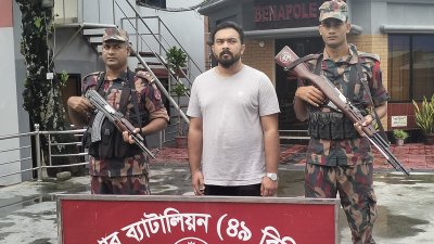 বিজিবির হাতে আটক যশোর জেলা ছাত্রলীগের সাধারণ সম্পাদক তানজীব নওশাদ পল্লব (ছবি: বাংলা ট্রিবিউন)