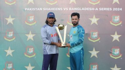 সিরিজের ট্রফি হাতে বাংলাদেশ ‘এ’ দলের অধিনায়ক বিজয় ও পাকিস্তান শাহিনসের কামরান (ছবি: পিসিবি)