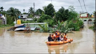 বন্যা দুর্গতদের নিরাপদে সরিয়ে নিচ্ছে কর্তৃপক্ষ। ছবি : রয়টার্স