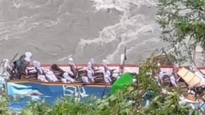 বাসটি পুরোপুরি ডুবে যায়নি। ছবি: মাই রিপাবলিকা