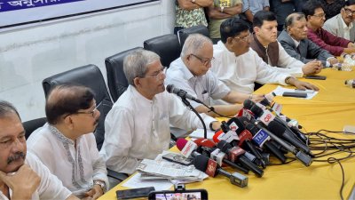 সাবেক প্রধানমন্ত্রী প্রয়াত কাজী জাফর আহমদের মৃত্যুবার্ষিকী উপলক্ষে আলাচনা সভায় বক্তব্য রাখছেন  বিএনপি মহাসচিব মির্জা ফখরুল ইসলাম আলমগীর