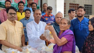 খাগড়াছড়ি জেলা ও দায়রা জজ মো. আব্দুল্লাহ আল মামুনের উদ্যোগে বন্যার্তদের মাঝে খাদ্যসামগ্রী বিতরণ