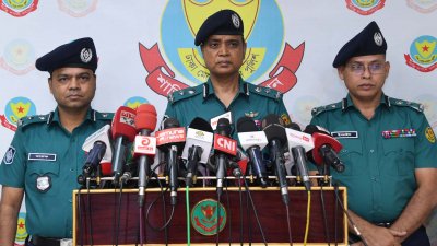 সাংবাদিকদের সঙ্গে কথা বলছেন ডিএমপি কমিশনার মো. মাইনুল হাসান