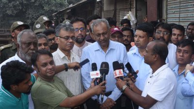 সাংবাদিকদের সঙ্গে কথা বলছেন ডিএসসিসি প্রশাসক ড. মহ. শের আলী