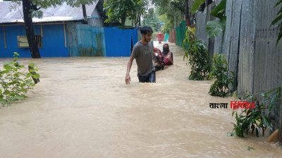 বন্যাতে ভেসে যাওয়া ঘরবাড়িতে উদ্ধার কার্যক্রম