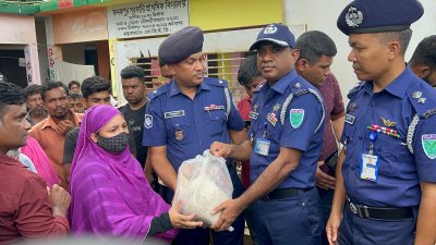 মৌলভীবাজারে বন্যাকবলিত অসহায় মানুষের পাশে দাঁড়িয়েছে পুলিশ
