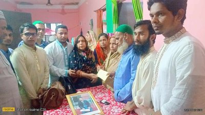 নিহত শিক্ষার্থীর পরিবারের হাতে টাকা তুলে দিচ্ছেন শিক্ষকরা