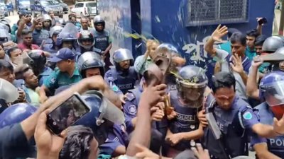 পুলিশের প্রিজন ভ্যান থেকে  শামসুদ্দিন চৌধুরী মানিককে নামানোর পরপরই কিল-ঘুষি মারার ঘটনা ঘটে