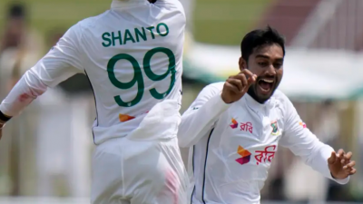 শুরুর জুটি ভেঙেছেন মিরাজ।