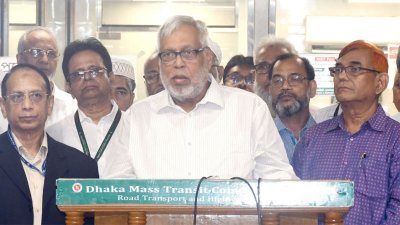 সাংবাদিকদের সঙ্গে কথা বলছেন সড়ক পরিবহন ও সেতু মন্ত্রণালয়ের উপদেষ্টা মুহাম্মদ ফাওজল কবির খান