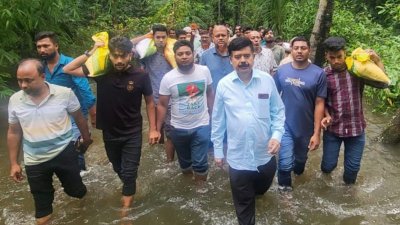 ত্রাণ বিতরণকালে বিএনপি নেতারা