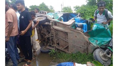 ঘটনাস্থলে স্থানীয়রা