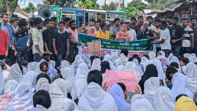 প্রধান শিক্ষকের পদত্যাগ ও বিচার দাবিতে বিক্ষোভ (ছবি: বাংলা ট্রিবিউন)