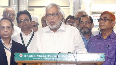 কথা বলছেন উপদেষ্টা মুহাম্মদ ফাওজল কবির খান