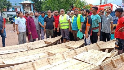টুঙ্গিপাড়া থেকে আনা নৌকা