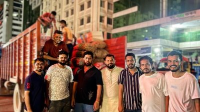 কারওয়ান বাজারে ট্রাক বোঝাই করছিলেন নির্মাতারা