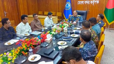 বন্যার্তদের পাশে দাঁড়িয়েছে মোংলা বন্দর কর্তৃপক্ষ