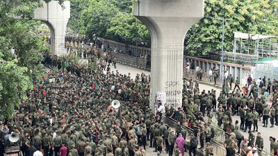 প্রেসক্লাবের সামনে থেকে সুপ্রিম কোর্ট পর্যন্ত অবস্থান কর্মসূচি পালন করছেন আনসার সদস্যরা