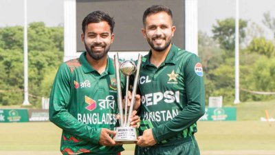 ওয়ানডে সিরিজের ট্রফি নিয়ে দুই অধিনায়কের ফটোসেশন