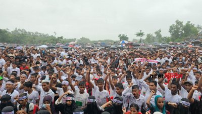 রবিবার সকাল ৯টা থেকে উখিয়ার কুতুপালংয়ের ফোর এক্সটেনশন রোহিঙ্গা ক্যাম্পের খেলা মাঠে সাত বছর পূর্তির ‘গণহত্যা দিবস’ পালনের জন্য রোহিঙ্গারা জড়ো হন