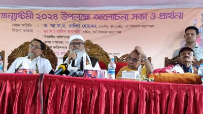 রাজধানীতে শ্রী শ্রী লক্ষ্মীনারায়ণ জিউ মন্দির প্রাঙ্গণে জন্মাষ্টমী উপলক্ষে এক সভায় বক্তব্য রাখছেন ধর্ম উপদেষ্টা ড. আ ফ ম খালিদ হোসেন