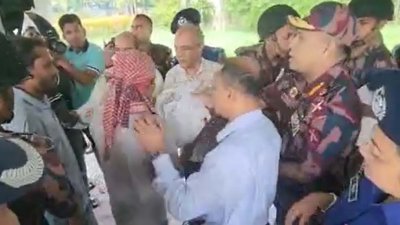 ত্রাণ বিতরণ করছেন স্বরাষ্ট্র উপদেষ্টা লেফটেন্যান্ট জেনারেল (অব.) জাহাঙ্গীর আলম চৌধুরী