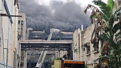 রূপগঞ্জে গাজী টায়ার ফ্যাক্টরিতে লাগা আগুন এখনও জ্বলছে