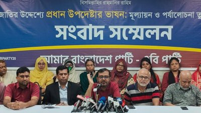 সংবাদ সম্মেলনে বক্তব্য রাখছেন  মজিবুর রহমান মঞ্জু