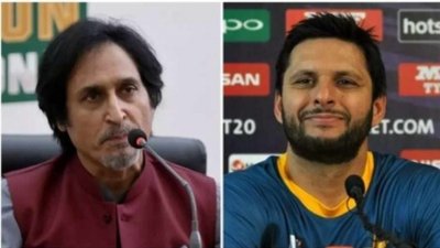 বামে রমিজ রাজা, ডানে শহীদ আফ্রিদি।