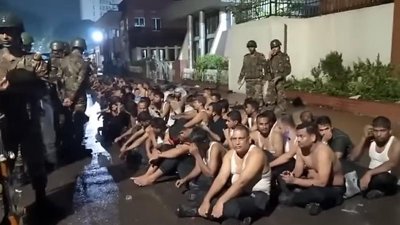 সচিবালয়ের সড়কে আনসার সদস্যদের সারিবদ্ধভাবে বসিয়ে রাখা হয়েছে